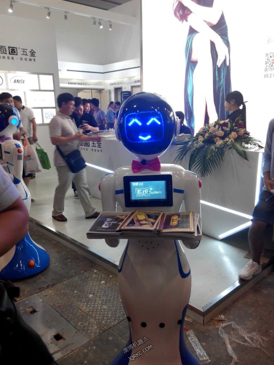 送餐機器人送外賣？快遞小哥做什么